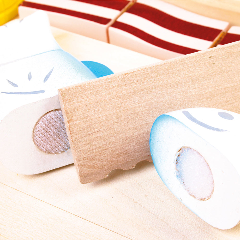 Schneideset aus Holz mit Spiellebensmitteln